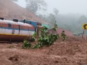 ಹಾಸನ: ಶಿರಾಡಿ ಘಾಟ್ ನಲ್ಲಿ ಮತ್ತೆ ಭೂ ಕುಸಿತ ; ಮಣ್ಣಿನಡಿ ಸಿಲುಕಿದ ವಾಹನಗಳು