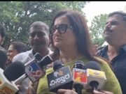 ಹಾಗಾದ್ರೆ ದರ್ಶನ್ ಜೈಲಿನಲ್ಲಿ ಯಾರ ಜೊತೆನೂ ಮಾತಾಡ್ಲೇ ಬಾರ್ದಾ ? ಪರೋಕ್ಷವಾಗಿ ಡಿ ಬಾಸ್ ಪರ ಬ್ಯಾಟ್ ಬೀಸಿದ ಮಾಜಿ ಸಂಸದೆ ಸುಮಲತಾ ಅಂಬರೀಶ್