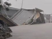 ಉತ್ತರಕನ್ನಡ ; ಸತತ 10 ಗಂಟೆ ಕಾರ್ಯಾಚರಣೆ ಬಳಿಕ ಕಾಳಿ ನದಿಯಲ್ಲಿ ಬಿದ್ದಿದ್ದ ಲಾರಿ ದಡಕ್ಕೆ