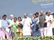 ಅಂತಾರಾಷ್ಟ್ರೀಯ ಪ್ರಜಾಪ್ರಭುತ್ವ ದಿನದ ಹಿನ್ನೆಲೆ; ಚಾರಿತ್ರಿಕ ಮಾನವ ಸರಪಳಿ ಚಳವಳಿಗೆ ಸಿಎಂ ಸಿದ್ದರಾಮಯ್ಯ ಚಾಲನೆ