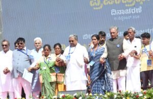 ಅಂತಾರಾಷ್ಟ್ರೀಯ ಪ್ರಜಾಪ್ರಭುತ್ವ ದಿನದ ಹಿನ್ನೆಲೆ; ಚಾರಿತ್ರಿಕ ಮಾನವ ಸರಪಳಿ ಚಳವಳಿಗೆ ಸಿಎಂ ಸಿದ್ದರಾಮಯ್ಯ ಚಾಲನೆ