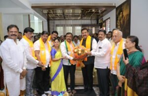 ಜಯನಗರ ಶಾಸಕ ಮತ್ತು ಬಿಜೆಪಿ ಬೆಂಗಳೂರು ದಕ್ಷಿಣ ಜಿಲ್ಲಾಧ್ಯಕ್ಷ ಸಿ.ಕೆ. ರಾಮಮೂರ್ತಿ ನಿವಾಸದಲ್ಲಿ ಮನ್ ಕೀ ಬಾತ್ ಕಾರ್ಯಕ್ರಮ ವೀಕ್ಷಿಸಿದ ಬಿಜೆಪಿ ನಾಯಕರು ಹಾಗೂ ಕಾರ್ಯಕರ್ತರು