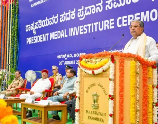 ರಾಜ್ಯ ಗೃಹ ಇಲಾಖೆಯಲ್ಲಿ ವಿಶಿಷ್ಟ ಹಾಗೂ ಅಗ್ರಗಣ್ಯ ಸೇವೆ ಸಲ್ಲಿಸಿದ ಪೊಲೀಸ್ ಅಧಿಕಾರಿಗಳಿಗೆ ರಾಜ್ಯಪಾಲರಿಂದ ರಾಷ್ಟ್ರಪತಿಗಳ ಪೊಲೀಸ್ ಪದಕ ಪ್ರದಾನ