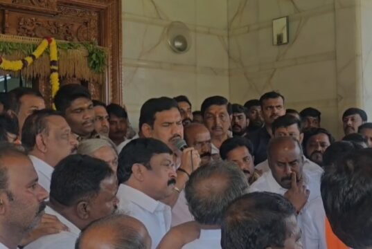 ಶಾಸಕ ಭೈರತಿ ಬಸವರಾಜ ನಿವಾಸಕ್ಕೆ ಬಿಜೆಪಿ ನಾಯಕರ ಭೇಟಿ; ಕುಟುಂಬಸ್ಥರೊಂದಿಗೆ ಮಾತುಕತೆ