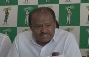 ಬೆಂಗಳೂರು: ದಿನಾ ಇಷ್ಟು ವಸೂಲಿ ಆಗಬೇಕೆಂದು ಫಿಕ್ಸ್ ಮಾಡಿಕೊಂಡ್ ಜೀವನ ಮಾಡೋರು ಅವರು, ಹೀಗಾಗಿ ಅವರು ಒಂದೊಂದು ಸೆಕೆಂಡ್ ಬ್ಯುಸಿ ಇರ್ತಾರೆ ಎಂದು ಡಿಕೆಶಿಗೆ ಕೇಂದ್ರ ಸಚಿವ ಕುಮಾರಸ್ವಾಮಿ ತಿರುಗೇಟು ಕೊಟ್ಟಿದ್ದಾರೆ. ಬೆಂಗಳೂರಿನಲ್ಲಿ ಮಾತನಾಡಿದ ಅವರು ಬಿಡದಿ ಟೌನ್ ಶಿಪ್ ಚರ್ಚೆಗೆ ಆಹ್ವಾನ ಕೊಟ್ಟಿದ್ದು ಅವರು ಬ್ಯುಸಿ ಇರೋದು ಅವರು.ದಿನಾ ಇಷ್ಟು ವಸೂಲಿ ಆಗಲೇಬೆಕೆಂದು, ಮೀಟರ್ ಲೆಕ್ಕ ಹಾಕೋದು, ರೇಟ್ ಫಿಕ್ಸ್ ಮಾಡೋದು. ಆ ಬ್ಯುಸಿಯಲ್ಲಿ ನಾನಿಲ್ಲ. ದಿನಾ ಅರ್ಧ ರಾತ್ರಿಯಲ್ಲಿ ಏನ್ ಮಾಡ್ತರೆ ಅಂತಾ ಗೊತ್ತಿಲ್ವಾ?. ದಿನಾ ಇಷ್ಟು ವಸೂಲಿ ಆಗಬೇಕೆಂದು ಫಿಕ್ಸ್ ಮಾಡಿಕೊಂಡ್ ಜೀವನ ಮಾಡೋರು ಅವರು. ಹೀಗಾಗಿ ಅವರು ಒಂದೊಂದು ಸೆಕೆಂಡ್ ಬ್ಯುಸಿ ಇರ್ತಾರೆ. ಜನಗಳ ಮುಂದೆ ಚರ್ಚೆ ಮಾಡೋಕೆ ನನ್ನದು ಯಾವುದೇ ಅಭ್ಯಂತರ ಇಲ್ಲ. ನಮ್ಮ ಇಲಾಖೆ ಸಣ್ಣದು. ನಾನೇನು ಅಲ್ಲಿ ಕ್ರಾಂತಿ ಮಾಡೋದು ಬೇಕಿಲ್ಲ. ಕ್ರಾಂತಿ ಮಾಡೋರು ಬ್ಯುಸಿ ಇದಾರೆ..ಅವರು ಬಂದ್ರೆ ಹೋಗೋಣ ಎಂದ ಕುಮಾರಸ್ವಾಮಿ ಲೇವಡಿ ಮಾಡಿದ್ದಾರೆ. ದೇವೇಗೌಡರು ಮತ್ತೆ ರಾಜ್ಯಸಭೆಗೆ ಆಯ್ಕೆ ವಿಚಾರದ ಬಗ್ಗೆ ಮಾತನಾಡಿದ ಅವರು ನಾವು ಯಾರನ್ನೂ ಮರು ಆಯ್ಕೆ ಬಗ್ಗೆ ಕೇಳಿಲ್ಲ. ಅವರದ್ದು 63 ಸ್ಥಾನ ಇದೆ. ಹೀಗಾಗಿ ಬಿಜೆಪಿ ಅವರೇ ನಿರ್ಧರಿಸುತ್ತಾರೆ. ನಾನಾಗಲಿ, ದೇವೇಗೌಡರಾಗಲಿ ಪ್ರಸ್ತಾಪ ಮಾಡಿಲ್ಲ. ಚರ್ಚೆ ಮಾಡೋಕೂ ಹೋಗಲ್ಲ. ದೇವೇಗೌಡರ ಅವಶ್ಯಕತೆ ಬಗ್ಗೆ ದೆಹಲಿ ಮಟ್ಟದಲ್ಲಿ ತೀರ್ಮಾನ ಮಾಡಲಿ. ನಾವು ಇನ್ನೊಬ್ಬರಿಗೆ ತಪ್ಪಿಸಿ ನಮಗೆ ಕೊಡಿ ಅಂತಾ ನಾವು ಕೇಳಲ್ಲ ಎಂದಿದ್ದಾರೆ. ಕಾಂಗ್ರೇಸ್ ಎಸ್ ಐ ಆರ್ ಸಭೆ ವಿಚಾರದ ಬಗ್ಗೆ ಮಾತನಾಡಿದ ಅವರು ಸ್ವಲ್ಪ ದಿನ ಮನರೇಗಾ ಬಗ್ಗೆ ಮಾತಾಡಿದ್ರು.ಈಗ ಎಸ್ ಐ ಆರ್ ಅಂತಾ ಹೊರಟ್ರು. ಇವರಿಗೆ ಜನ ಮಾಡಲು ಕೆಲಸ ಕೊಟ್ರು. ಆದರೆ ಜನರ ಕೆಲಸ ಮಾಡೋ ಮನೋಭಾವ ಇವರಿಗಿಲ್ಲ. ಯಾವುದೋ ವಿಚಾರ ತಗೊಂಡ್ ಡೈವರ್ಟ್ ಮಾಡೋಕೆ ಹೊರಟಿದ್ದಾರೆ. ಕೇಂದ್ರ ಸರ್ಕಾರ ಅಡ್ವಾನ್ಸ್ ಆಗಿ ಎರಡು ತಿಂಗಳ ಅಕ್ಕಿ ತಗೋಳಿ ಅಂದಿದೆ ಅಂತಾ ನೀವೆ ಹೇಳಿದೀರಾ. ಬಡವರ ಹಸಿವು ನೀಗಿಸೋದು ನಾವು ಅಂತಾ ಜಾಹೀರಾತು ಕೊಡ್ತಾರೆ. ಈಗ ಕೇಂದ್ರ ಸರ್ಕಾರದವರು ಅಕ್ಕಿ ಕೊಡ್ತಿದಾರೆ. ಈ ಕೇಂದ್ರ ಸರ್ಕಾರ ಕೊಡ್ತಿರೋ ಅಕ್ಕಿಯನ್ನ ಇವರು ಹಂಚುತ್ತಿದ್ದಾರೆ. ತುಮಕೂರಿನಲ್ಲಿ ಮೊನ್ನೆ ಸಭೆ ಮಾಡಿದ್ರು. ಆ ಸಭೆಯಲ್ಲಿ ನನ್ನ ಹೆಸರನ್ನು ಯಾಕೆ ಹಾಕಿದ್ರು?. ಕೇಂದ್ರ ಸರ್ಕಾರದಿಂದ ಕೊಡುವಂತಹ ಹಲವಾರು ಯೋಜನೆಗಳ ಕಾರ್ಯ ಕ್ರಮ ಅದು. ಅದಕ್ಕೆ ನನ್ನ ಹೆಸರನ್ನ ಹಾಕೊಂಡವ್ರೆ. ಇವತ್ತು ರಾಜ್ಯದ ಹಲವಾರು ದೇಶದಲ್ಲಿ ಬಿರುಗಾಳಿಯಿಂದ ಬಾಳೆ, ತೆಂಗು ನಾಶ ಆಗಿದೆ. ಎಲ್ಲಾದರೂ ಒಂದ್ ಕಡೆ ಸರ್ಕಾರದವರು ಹೋಗಿದಾರಾ ಎಂದು ಪ್ರಶ್ನೆ ಮಾಡಿದ್ದಾರೆ.