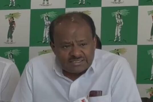 ಬೆಂಗಳೂರು: ದಿನಾ ಇಷ್ಟು ವಸೂಲಿ ಆಗಬೇಕೆಂದು ಫಿಕ್ಸ್ ಮಾಡಿಕೊಂಡ್ ಜೀವನ ಮಾಡೋರು ಅವರು, ಹೀಗಾಗಿ ಅವರು ಒಂದೊಂದು ಸೆಕೆಂಡ್ ಬ್ಯುಸಿ ಇರ್ತಾರೆ ಎಂದು ಡಿಕೆಶಿಗೆ ಕೇಂದ್ರ ಸಚಿವ ಕುಮಾರಸ್ವಾಮಿ ತಿರುಗೇಟು ಕೊಟ್ಟಿದ್ದಾರೆ. ಬೆಂಗಳೂರಿನಲ್ಲಿ ಮಾತನಾಡಿದ ಅವರು ಬಿಡದಿ ಟೌನ್ ಶಿಪ್ ಚರ್ಚೆಗೆ ಆಹ್ವಾನ ಕೊಟ್ಟಿದ್ದು ಅವರು ಬ್ಯುಸಿ ಇರೋದು ಅವರು.ದಿನಾ ಇಷ್ಟು ವಸೂಲಿ ಆಗಲೇಬೆಕೆಂದು, ಮೀಟರ್ ಲೆಕ್ಕ ಹಾಕೋದು, ರೇಟ್ ಫಿಕ್ಸ್ ಮಾಡೋದು. ಆ ಬ್ಯುಸಿಯಲ್ಲಿ ನಾನಿಲ್ಲ. ದಿನಾ ಅರ್ಧ ರಾತ್ರಿಯಲ್ಲಿ ಏನ್ ಮಾಡ್ತರೆ ಅಂತಾ ಗೊತ್ತಿಲ್ವಾ?. ದಿನಾ ಇಷ್ಟು ವಸೂಲಿ ಆಗಬೇಕೆಂದು ಫಿಕ್ಸ್ ಮಾಡಿಕೊಂಡ್ ಜೀವನ ಮಾಡೋರು ಅವರು. ಹೀಗಾಗಿ ಅವರು ಒಂದೊಂದು ಸೆಕೆಂಡ್ ಬ್ಯುಸಿ ಇರ್ತಾರೆ. ಜನಗಳ ಮುಂದೆ ಚರ್ಚೆ ಮಾಡೋಕೆ ನನ್ನದು ಯಾವುದೇ ಅಭ್ಯಂತರ ಇಲ್ಲ. ನಮ್ಮ ಇಲಾಖೆ ಸಣ್ಣದು. ನಾನೇನು ಅಲ್ಲಿ ಕ್ರಾಂತಿ ಮಾಡೋದು ಬೇಕಿಲ್ಲ. ಕ್ರಾಂತಿ ಮಾಡೋರು ಬ್ಯುಸಿ ಇದಾರೆ..ಅವರು ಬಂದ್ರೆ ಹೋಗೋಣ ಎಂದ ಕುಮಾರಸ್ವಾಮಿ ಲೇವಡಿ ಮಾಡಿದ್ದಾರೆ. ದೇವೇಗೌಡರು ಮತ್ತೆ ರಾಜ್ಯಸಭೆಗೆ ಆಯ್ಕೆ ವಿಚಾರದ ಬಗ್ಗೆ ಮಾತನಾಡಿದ ಅವರು ನಾವು ಯಾರನ್ನೂ ಮರು ಆಯ್ಕೆ ಬಗ್ಗೆ ಕೇಳಿಲ್ಲ. ಅವರದ್ದು 63 ಸ್ಥಾನ ಇದೆ. ಹೀಗಾಗಿ ಬಿಜೆಪಿ ಅವರೇ ನಿರ್ಧರಿಸುತ್ತಾರೆ. ನಾನಾಗಲಿ, ದೇವೇಗೌಡರಾಗಲಿ ಪ್ರಸ್ತಾಪ ಮಾಡಿಲ್ಲ. ಚರ್ಚೆ ಮಾಡೋಕೂ ಹೋಗಲ್ಲ. ದೇವೇಗೌಡರ ಅವಶ್ಯಕತೆ ಬಗ್ಗೆ ದೆಹಲಿ ಮಟ್ಟದಲ್ಲಿ ತೀರ್ಮಾನ ಮಾಡಲಿ. ನಾವು ಇನ್ನೊಬ್ಬರಿಗೆ ತಪ್ಪಿಸಿ ನಮಗೆ ಕೊಡಿ ಅಂತಾ ನಾವು ಕೇಳಲ್ಲ ಎಂದಿದ್ದಾರೆ. ಕಾಂಗ್ರೇಸ್ ಎಸ್ ಐ ಆರ್ ಸಭೆ ವಿಚಾರದ ಬಗ್ಗೆ ಮಾತನಾಡಿದ ಅವರು ಸ್ವಲ್ಪ ದಿನ ಮನರೇಗಾ ಬಗ್ಗೆ ಮಾತಾಡಿದ್ರು.ಈಗ ಎಸ್ ಐ ಆರ್ ಅಂತಾ ಹೊರಟ್ರು. ಇವರಿಗೆ ಜನ ಮಾಡಲು ಕೆಲಸ ಕೊಟ್ರು. ಆದರೆ ಜನರ ಕೆಲಸ ಮಾಡೋ ಮನೋಭಾವ ಇವರಿಗಿಲ್ಲ. ಯಾವುದೋ ವಿಚಾರ ತಗೊಂಡ್ ಡೈವರ್ಟ್ ಮಾಡೋಕೆ ಹೊರಟಿದ್ದಾರೆ. ಕೇಂದ್ರ ಸರ್ಕಾರ ಅಡ್ವಾನ್ಸ್ ಆಗಿ ಎರಡು ತಿಂಗಳ ಅಕ್ಕಿ ತಗೋಳಿ ಅಂದಿದೆ ಅಂತಾ ನೀವೆ ಹೇಳಿದೀರಾ. ಬಡವರ ಹಸಿವು ನೀಗಿಸೋದು ನಾವು ಅಂತಾ ಜಾಹೀರಾತು ಕೊಡ್ತಾರೆ. ಈಗ ಕೇಂದ್ರ ಸರ್ಕಾರದವರು ಅಕ್ಕಿ ಕೊಡ್ತಿದಾರೆ. ಈ ಕೇಂದ್ರ ಸರ್ಕಾರ ಕೊಡ್ತಿರೋ ಅಕ್ಕಿಯನ್ನ ಇವರು ಹಂಚುತ್ತಿದ್ದಾರೆ. ತುಮಕೂರಿನಲ್ಲಿ ಮೊನ್ನೆ ಸಭೆ ಮಾಡಿದ್ರು. ಆ ಸಭೆಯಲ್ಲಿ ನನ್ನ ಹೆಸರನ್ನು ಯಾಕೆ ಹಾಕಿದ್ರು?. ಕೇಂದ್ರ ಸರ್ಕಾರದಿಂದ ಕೊಡುವಂತಹ ಹಲವಾರು ಯೋಜನೆಗಳ ಕಾರ್ಯ ಕ್ರಮ ಅದು. ಅದಕ್ಕೆ ನನ್ನ ಹೆಸರನ್ನ ಹಾಕೊಂಡವ್ರೆ. ಇವತ್ತು ರಾಜ್ಯದ ಹಲವಾರು ದೇಶದಲ್ಲಿ ಬಿರುಗಾಳಿಯಿಂದ ಬಾಳೆ, ತೆಂಗು ನಾಶ ಆಗಿದೆ. ಎಲ್ಲಾದರೂ ಒಂದ್ ಕಡೆ ಸರ್ಕಾರದವರು ಹೋಗಿದಾರಾ ಎಂದು ಪ್ರಶ್ನೆ ಮಾಡಿದ್ದಾರೆ.